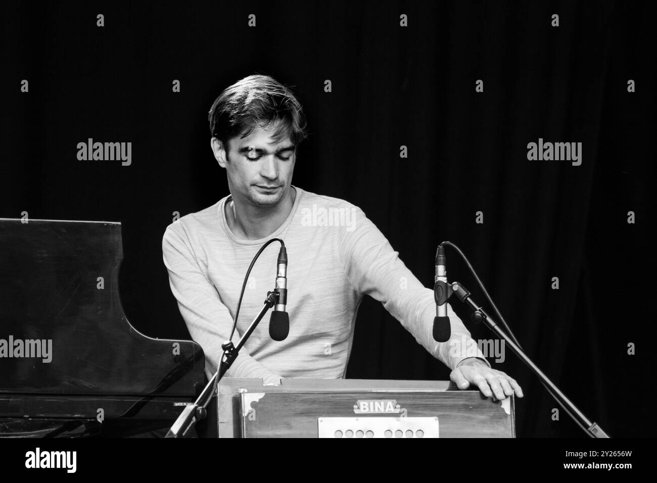 KING CREOSOTE et JON HOPKINS, CONCERT, GREEN MAN FESTIVAL 2012 : Jon Hopkins en photo jouant en live avec King Creosote (non représenté) sur la scène de montagne au Green Man Festival 2012 à Glanusk Park, Brecon, pays de Galles, août 2012. Photo : Rob Watkins. INFO : le duo musical tournait avec leur album acclamé par la critique 'Diamind mine' qui a été nominé pour le Mercury Prize 2011. Banque D'Images