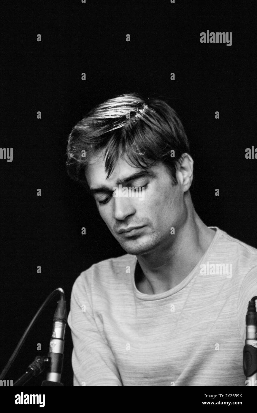 KING CREOSOTE et JON HOPKINS, CONCERT, GREEN MAN FESTIVAL 2012 : Jon Hopkins en photo jouant en live avec King Creosote (non représenté) sur la scène de montagne au Green Man Festival 2012 à Glanusk Park, Brecon, pays de Galles, août 2012. Photo : Rob Watkins. INFO : le duo musical tournait avec leur album acclamé par la critique 'Diamind mine' qui a été nominé pour le Mercury Prize 2011. Banque D'Images