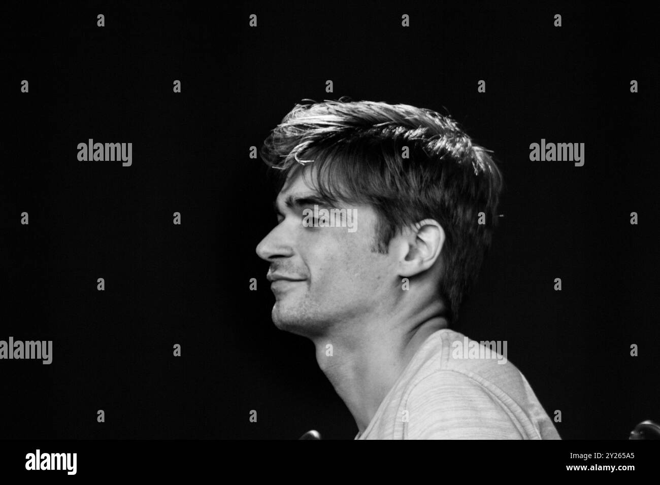 KING CREOSOTE et JON HOPKINS, CONCERT, GREEN MAN FESTIVAL 2012 : Jon Hopkins en photo jouant en live avec King Creosote (non représenté) sur la scène de montagne au Green Man Festival 2012 à Glanusk Park, Brecon, pays de Galles, août 2012. Photo : Rob Watkins. INFO : le duo musical tournait avec leur album acclamé par la critique 'Diamind mine' qui a été nominé pour le Mercury Prize 2011. Banque D'Images