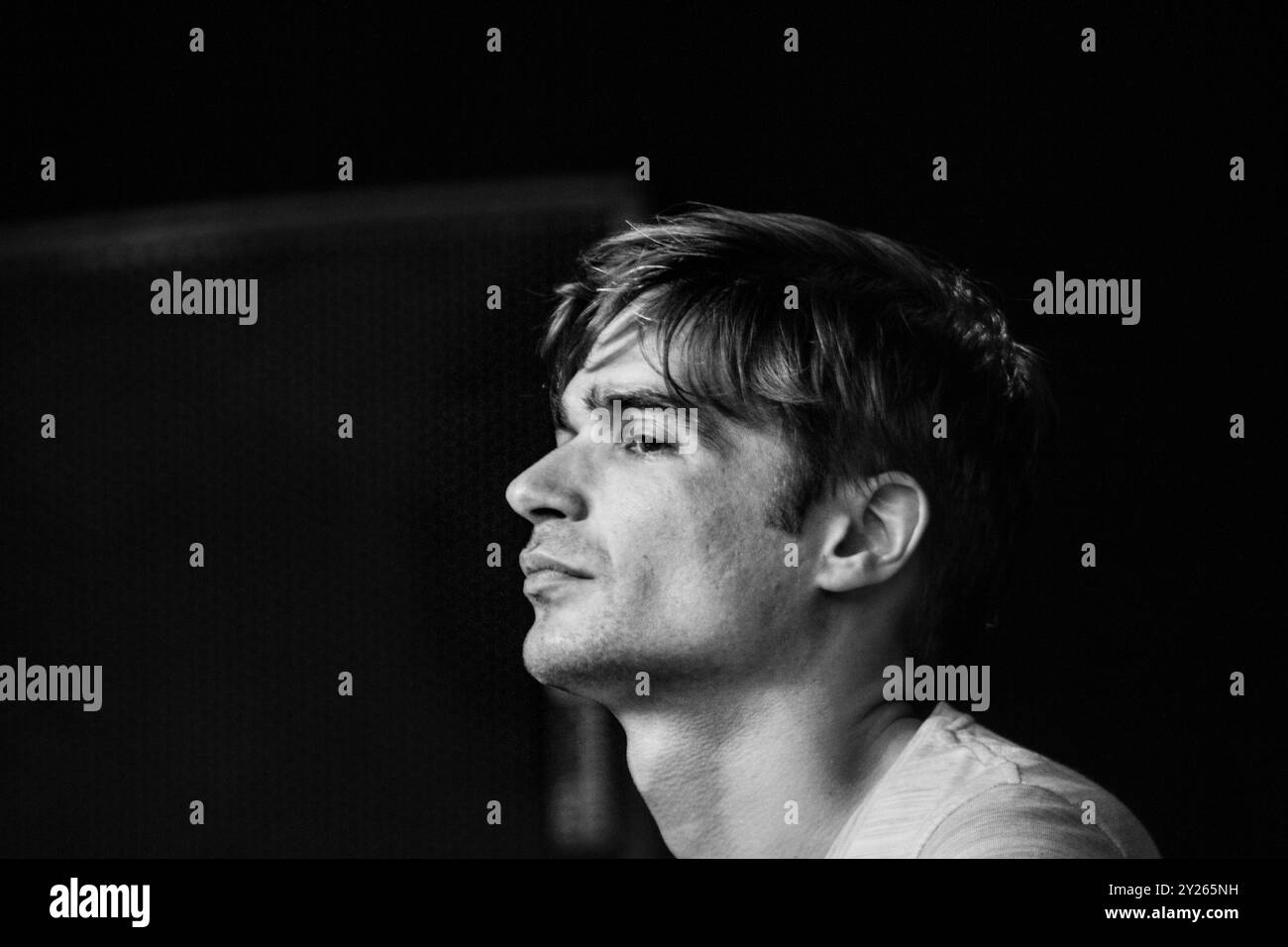 KING CREOSOTE et JON HOPKINS, CONCERT, GREEN MAN FESTIVAL 2012 : Jon Hopkins en photo jouant en live avec King Creosote (non représenté) sur la scène de montagne au Green Man Festival 2012 à Glanusk Park, Brecon, pays de Galles, août 2012. Photo : Rob Watkins. INFO : le duo musical tournait avec leur album acclamé par la critique 'Diamind mine' qui a été nominé pour le Mercury Prize 2011. Banque D'Images