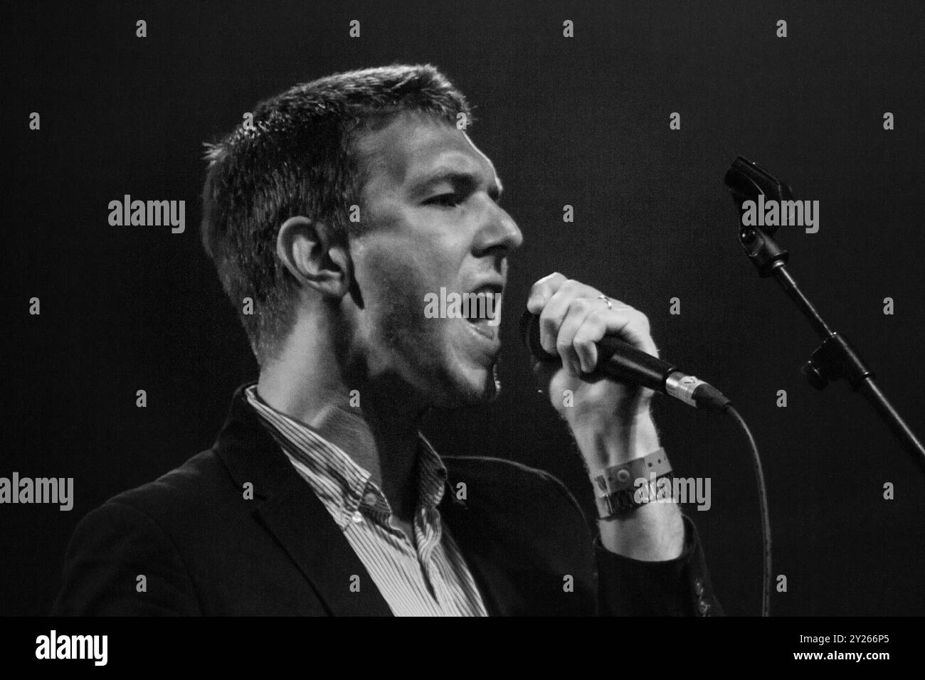 THE WALKMEN, CONCERT, GREEN MAN FESTIVAL 2012 : Hamilton Leithauser des Walkmen jouant en direct sur la scène de montagne au Green Man Festival 2012 au Glanusk Park, Brecon, pays de Galles, août 2012. Photo : Rob Watkins. INFO : The Walkmen est un groupe de rock indépendant américain connu pour son ambiance sonore, mêlant des influences post-punk et rock alternatif. Avec une voix émotive, une instrumentation dynamique et des paroles introspectives, leur musique explore les thèmes de l'amour, de la nostalgie et de la lutte personnelle, créant une atmosphère intemporelle et d'humeur changeante. Banque D'Images