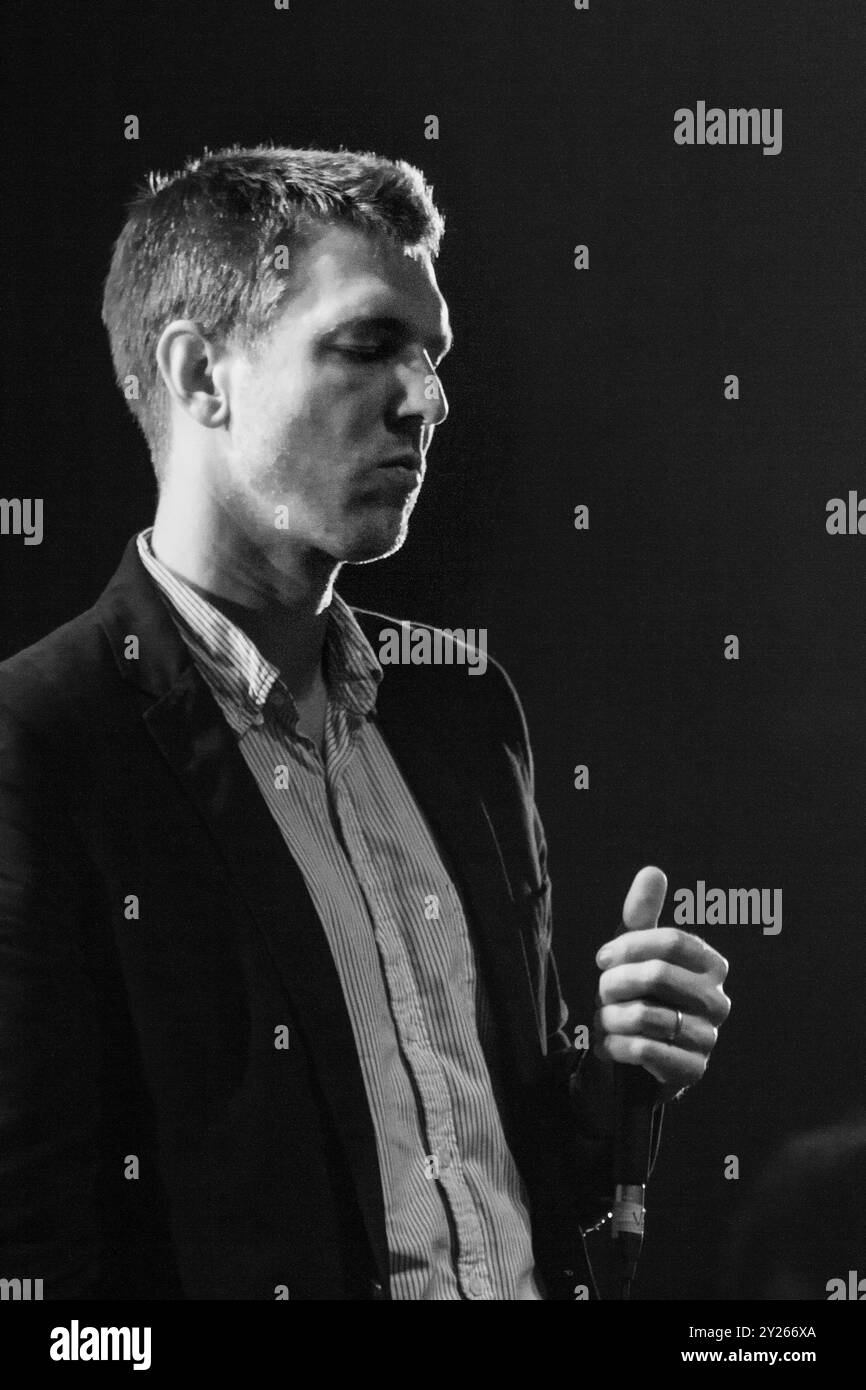 THE WALKMEN, CONCERT, GREEN MAN FESTIVAL 2012 : Hamilton Leithauser des Walkmen jouant en direct sur la scène de montagne au Green Man Festival 2012 au Glanusk Park, Brecon, pays de Galles, août 2012. Photo : Rob Watkins. INFO : The Walkmen est un groupe de rock indépendant américain connu pour son ambiance sonore, mêlant des influences post-punk et rock alternatif. Avec une voix émotive, une instrumentation dynamique et des paroles introspectives, leur musique explore les thèmes de l'amour, de la nostalgie et de la lutte personnelle, créant une atmosphère intemporelle et d'humeur changeante. Banque D'Images