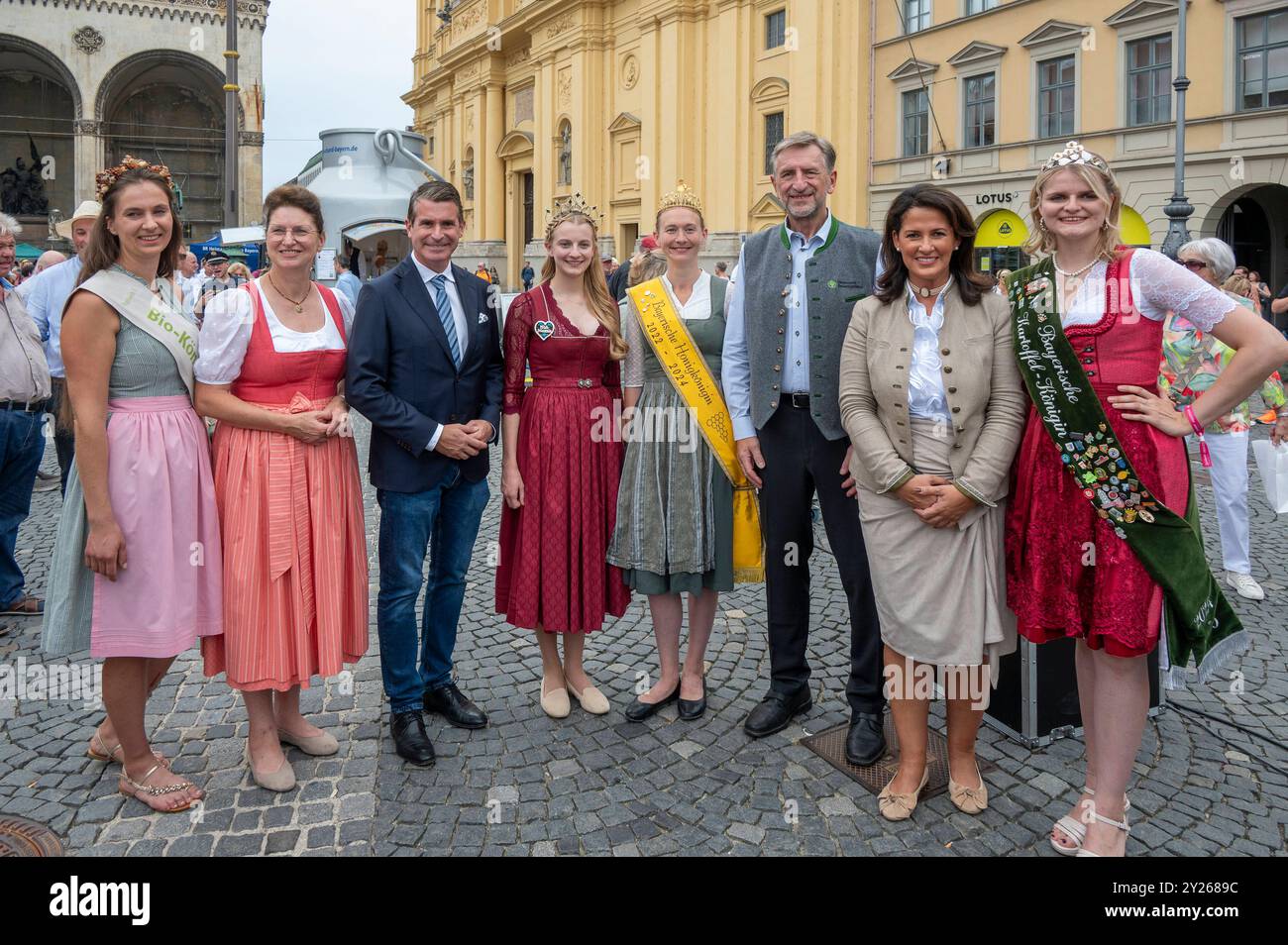 Muenchen, Bauernmarktmeile, mort 13. Bauernmarktmeile, v. L. Biokoenigin Raphaela Lex, Landesbaeuerin Christine Singer., Europaminister Eric Beisswenger, Milchkoenigin Verena Wagner, Honigkoenigin Victoria Seeburger, Praesident des Bayerischen Bauerverbandes Guenther Feissner, Landwirtschaftsministerin Michaela Kaniber, Kartoffelkoenigin Daniela Dreher *** Munich, Farmers Market Mile, The 13 Farmers Market Mile, de gauche à droite Banque D'Images