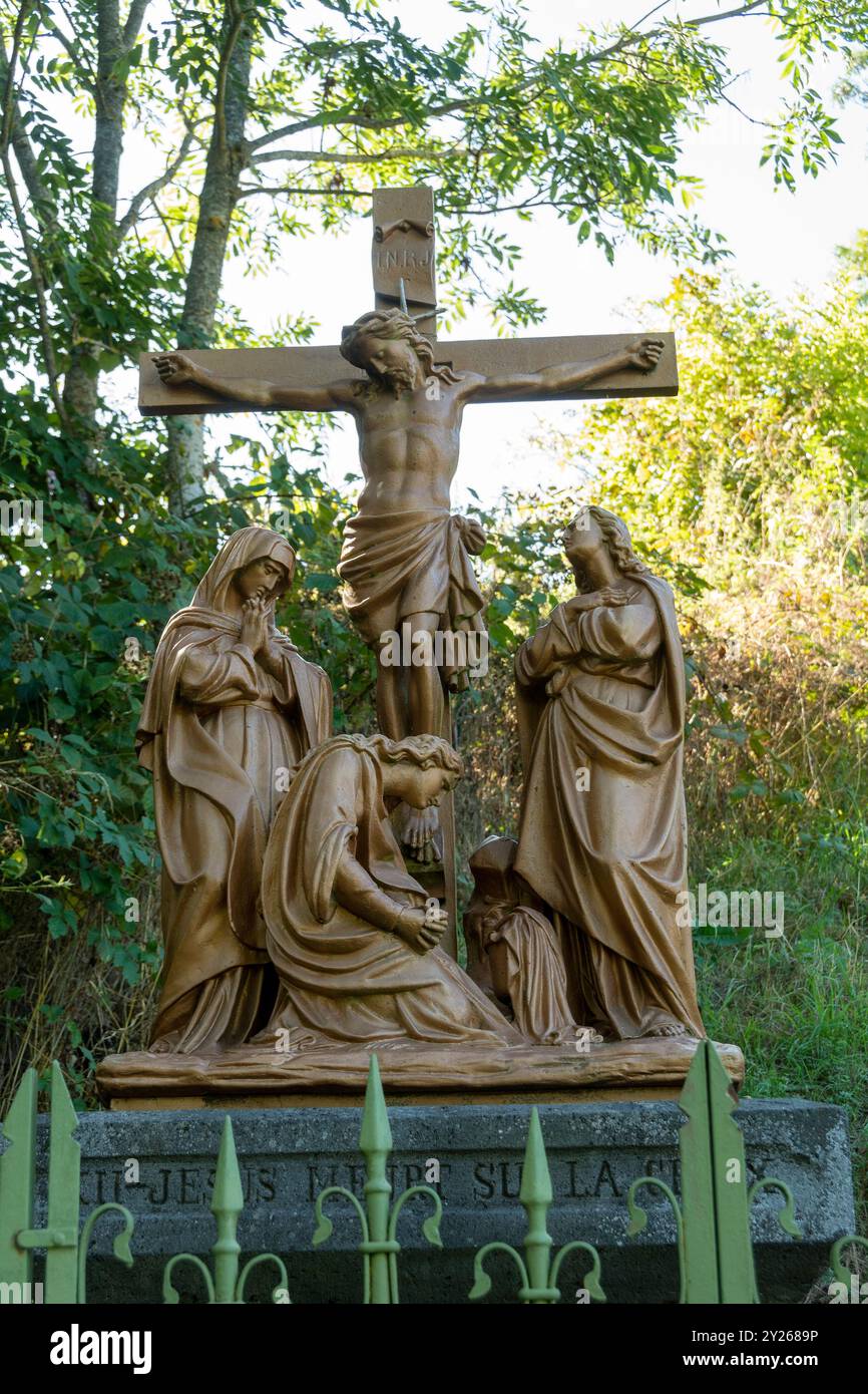 Statues du chemin de croix du christ à Orcival, Puy de Dôme, Auvergne-Rhône-Alpes, France Banque D'Images