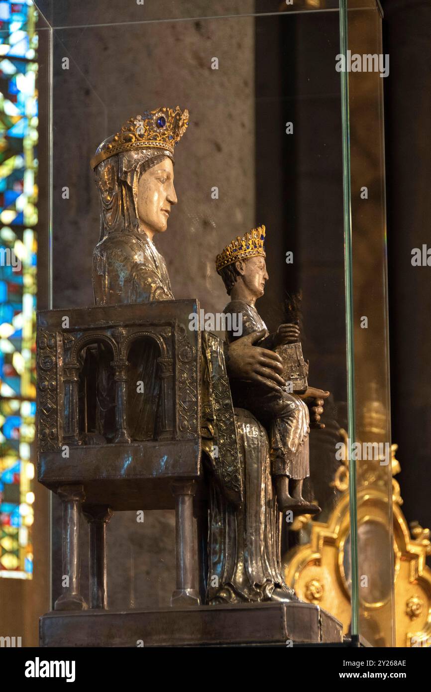 Vierge en majesté du XIIe siècle dans la Basilique notre-Dame d'Orcival, Puy-de-Dôme, Auvergne-Rhône-Alpes, France Banque D'Images