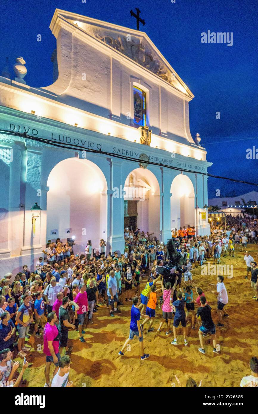 Danse traditionnelle de cheval 'Jaleo', originaire du XIVe siècle, festivités de Sant Lluís, en face de l'église paroissiale de Sant Lluís, Minorque, Îles Baléares, Espagne. Banque D'Images