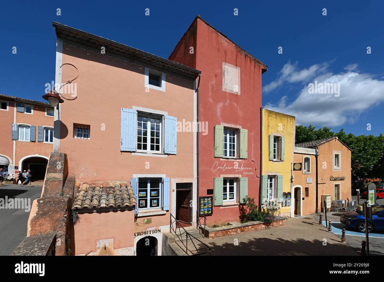 Maisons de village mitoyennes colorées, colorées ou multicolores Roussillon Parc régional du Luberon Vaucluse Provence France Banque D'Images