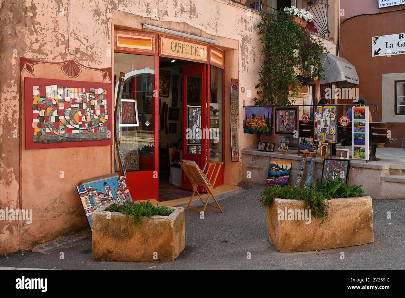 Galerie d'art, 'Carpe Diem', boutique de cadeaux ou boutique de souvenirs dans les vieilles rues du Village de Roussillon Parc régional du Luberon Provence France Banque D'Images