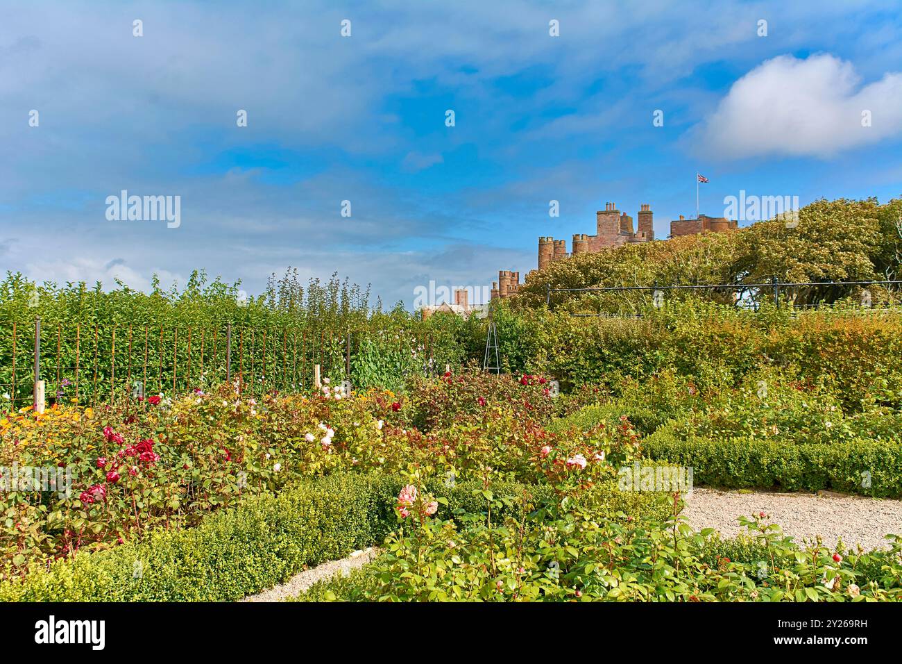 Le château et les jardins de Mey jardin clos à la fin de l'été un ciel bleu sur des haies et des fleurs Banque D'Images