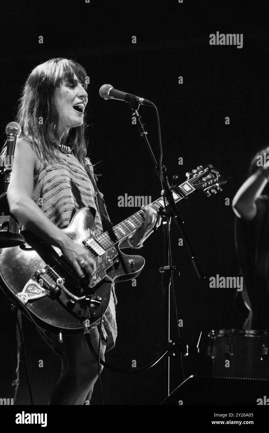 FEIST, CONCERT, GREEN MAN FESTIVAL 2012 : la chanteuse canadienne Feist en tête d'affiche sur la Mountain Stage au Green Man Festival 2012 à Glanusk Park, Brecon, pays de Galles, août 2012. Photo : Rob Watkins. INFO : Feist est une auteure-compositrice-interprète canadienne connue pour son son soul et indie pop qui mélange des influences folk, rock et jazz. Avec sa voix distinctive et émotive et ses paroles introspectives, la musique de Feist explore les thèmes de l'amour, du désir et de la croissance personnelle, créant des chansons intimes et sincères. Banque D'Images