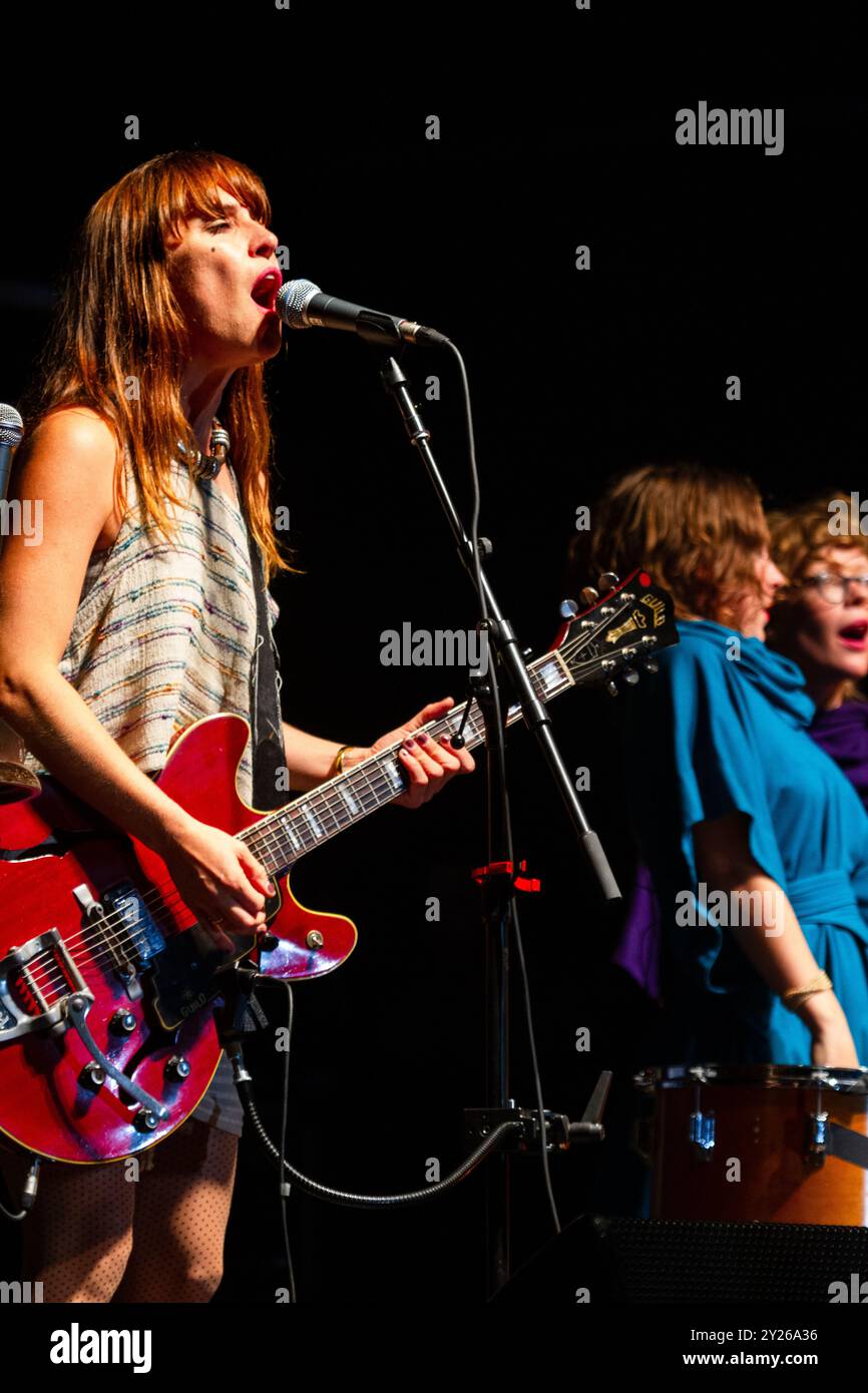 FEIST, CONCERT, GREEN MAN FESTIVAL 2012 : la chanteuse canadienne Feist en tête d'affiche sur la Mountain Stage au Green Man Festival 2012 à Glanusk Park, Brecon, pays de Galles, août 2012. Photo : Rob Watkins. INFO : Feist est une auteure-compositrice-interprète canadienne connue pour son son soul et indie pop qui mélange des influences folk, rock et jazz. Avec sa voix distinctive et émotive et ses paroles introspectives, la musique de Feist explore les thèmes de l'amour, du désir et de la croissance personnelle, créant des chansons intimes et sincères. Banque D'Images