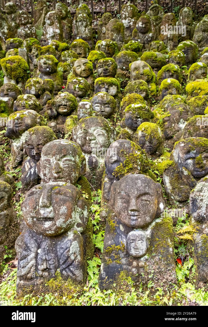 Statues de pierre recouvertes de mousse de rakans - les disciples de Bouddha, temple Otagi Nenbutsu-ji, Kyoto, Japon Banque D'Images
