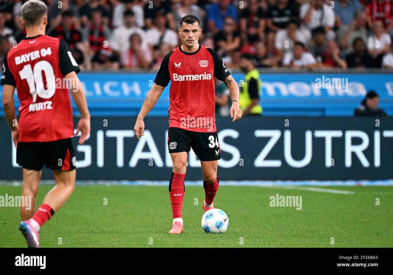 Fussball, Bundesliga, Deutschland, Herren, saison 2024/2025, 2) Spieltag, BayArena Leverkusen : Bayer Leverkusen - RB Leipzig ; granit Xhaka (LEV). Aktion, Einzelbild. Banque D'Images