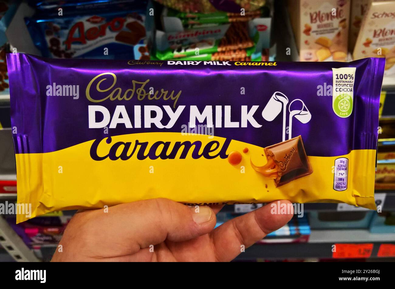Caramel au lait laitier Cadbury - Schokolade. Cadbury plc, ehemals Cadbury Schweppes, ist eine Tochtergesellschaft von Mondelez International - bis 2012 als Kraft Foods bekannt - mit britischen Wurzeln. Der Europasitz liegt in der Schweiz in Glattpark. DAS Unternehmen produziert Süsswaren, wie zum Beispiel die Cadbury-Schokolade. Dazu gehören auch die Schokoladenriegel Wunderbar und Caramello, sowie die Kaubonbons Carambar und die Kaugummis Stride *** Cadbury lait laitier Caramel chocolat Cadbury plc, anciennement Cadbury Schweppes, est une filiale de Mondelez International connue jusqu'en 2012 sous le nom de Kraft Foo Banque D'Images