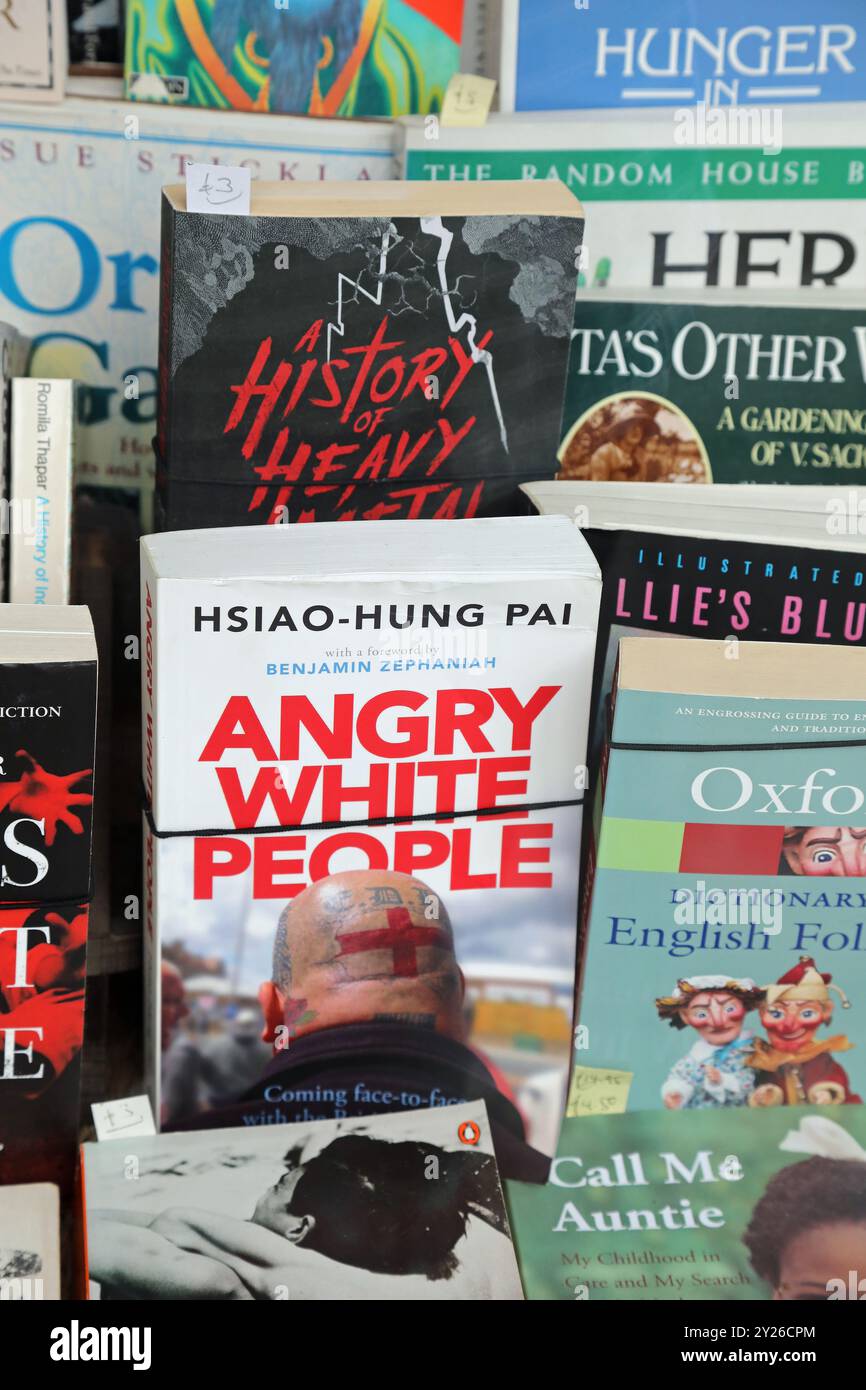 Des blancs en colère dans une vitrine de librairie Banque D'Images