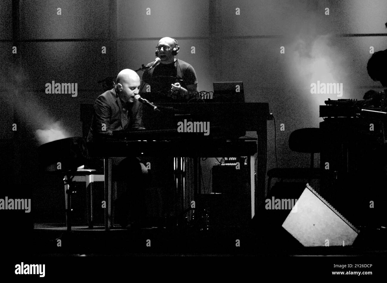 Vérone Italie 18/10/2007 Giuliano Sangiorgi chanteur et guitariste du groupe italien Negramaro, lors du concert live au Teatro Filarmonico Fondazione Arena Banque D'Images