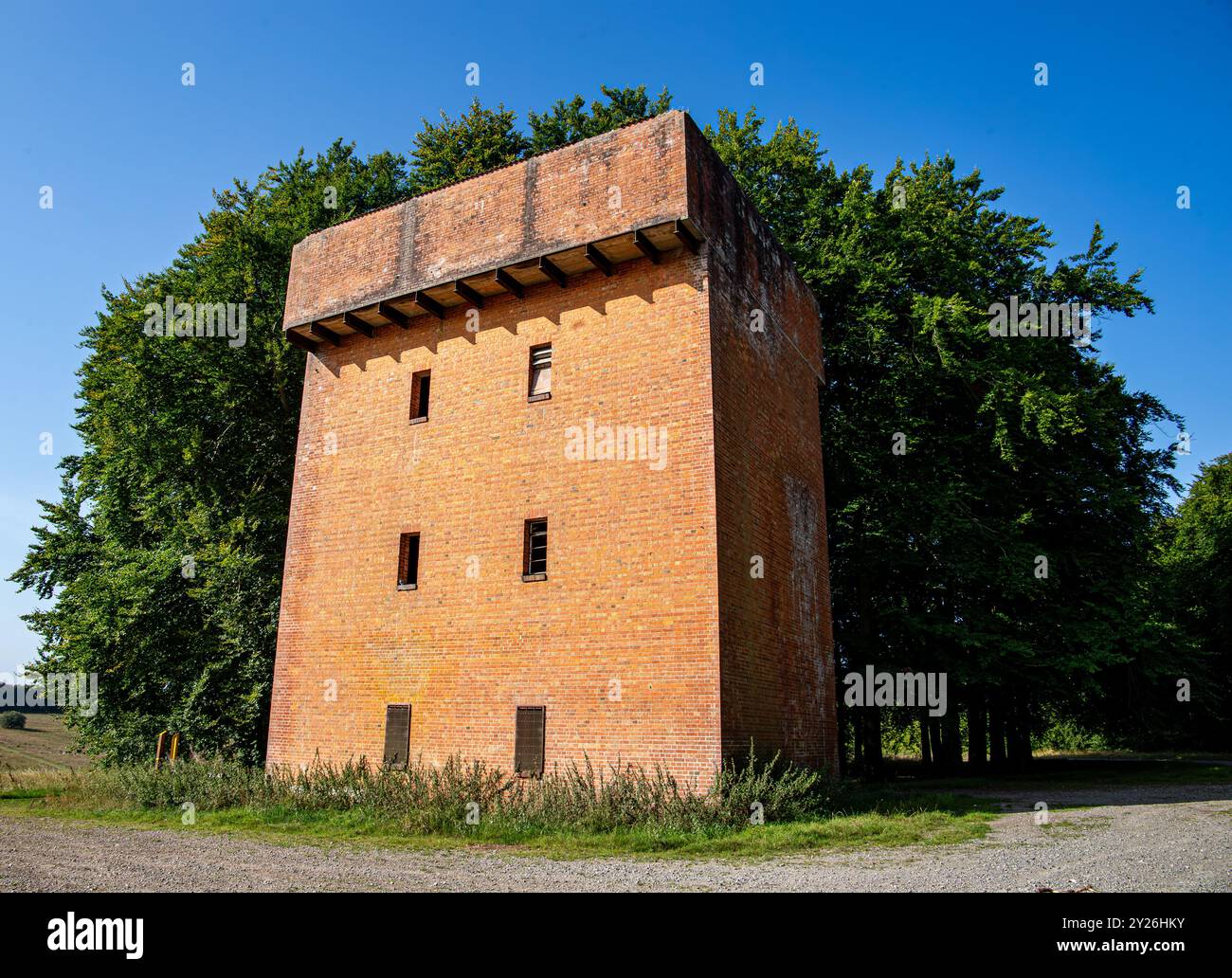 Château d'eau historique désaffecté Tilshead Salisbury plaine debout haut entouré d'une végétation luxuriante et d'un ciel bleu clair Banque D'Images
