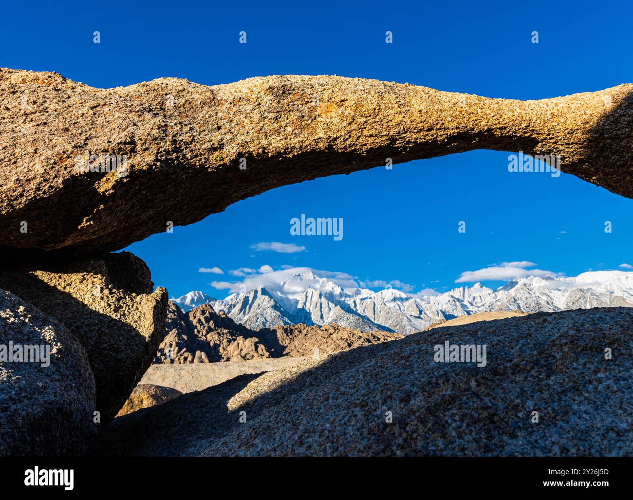 Tour Arch avec enneigement du Mont Whitney et de la Sierra Crest, Alabama Hills National Scenic Area, Californie, États-Unis Banque D'Images