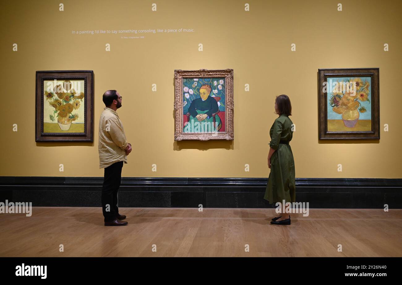 LE TOURNESOL DE PHILADELPHIE A ÉTÉ LAISSÉ INITIALEMENT AVEC LES AMIS DE VAN GOGH MR ET MRS GINOUX À ARLES ET A ÉTÉ ACHETÉ PAR M. CARROL TYSON, DE CHETNUT HILL PHILADELPHIE EN 1935, AVANT D'ÊTRE ACQUIS PAR LE PHILADELPHIA MUSEUM OF ART EN 1963 . LE TOURNESOL DE LONDRES A ÉTÉ ENVOYÉ AU FRÈRE DE VAN GOGH THEO EN MAI 1889 ET EST RESTÉ DANS LA FAMILLE JUSQU'AU LA NATIONAL GALLERY A ACHETÉ LE TABLEAU EN 1924. LES DEUX TABLEAUX N'ONT JAMAIS ÉTÉ EXPOSÉS ENSEMBLE DEPUIS QU'ILS ÉTAIENT DANS L'ATELIER DE L'ARTISTE AU DÉBUT DE 1889. LES DEUX TOURNESOLS SERONT MONTRÉS FLANQUANT LA BERCEUSE (1888) SON PORTRAIT SYMBOLIQUE D'UNE FEMME AU CORDON CRADE Banque D'Images