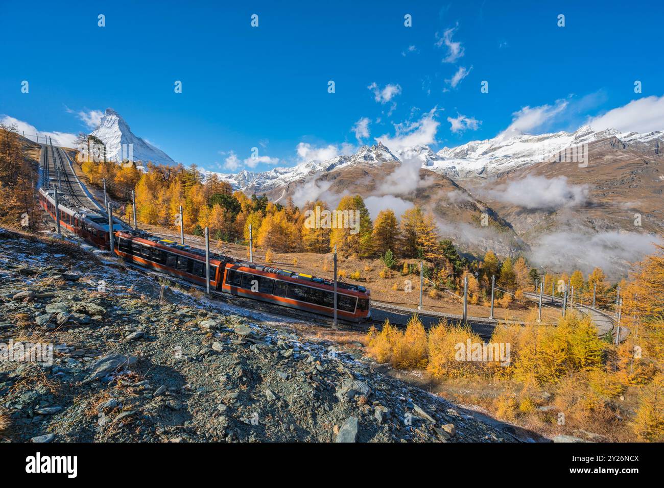 Zermatt Suisse paysage naturel du sommet de la montagne Matterhorn et Gornergrat train bahn en saison d'automne Banque D'Images