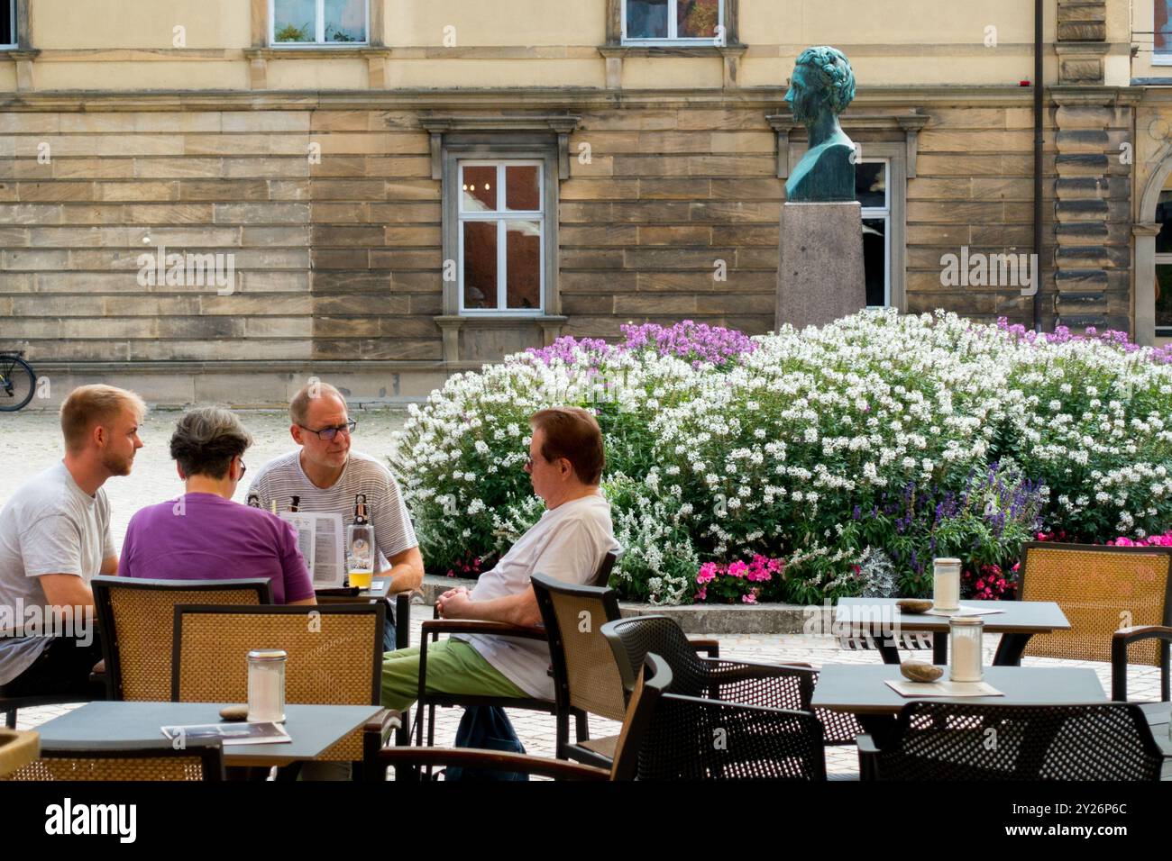 Touristes à l'extérieur du Café Bar à Wagners Villa Wahnfried Haus Bayreuth Allemagne Bavière Banque D'Images