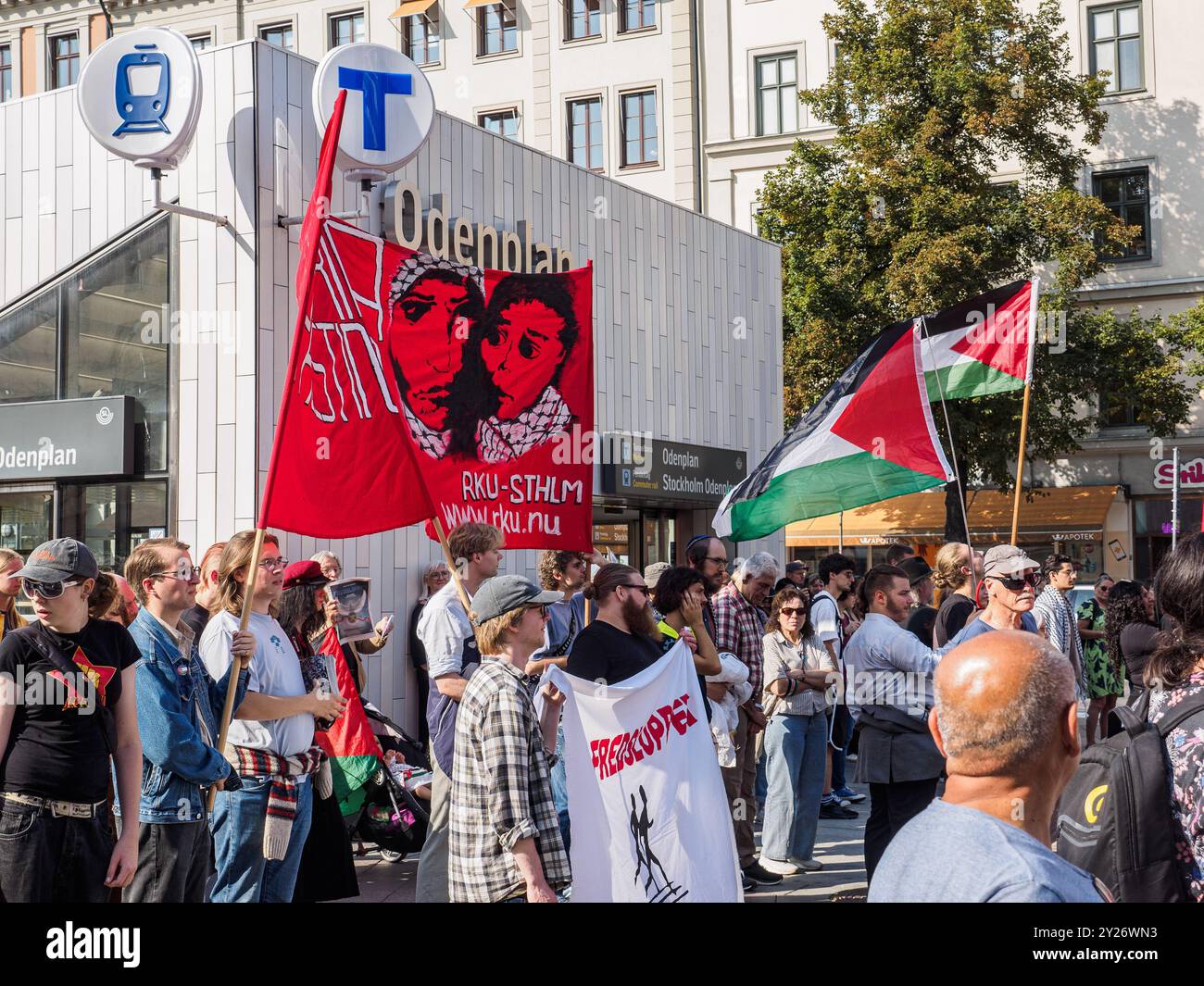 Stockholm, Suède - 7 septembre 2024 : stand de la jeunesse communiste révolutionnaire avec des drapeaux rouges et palestiniens devant l'entrée du métro Odenplan pendant un Banque D'Images