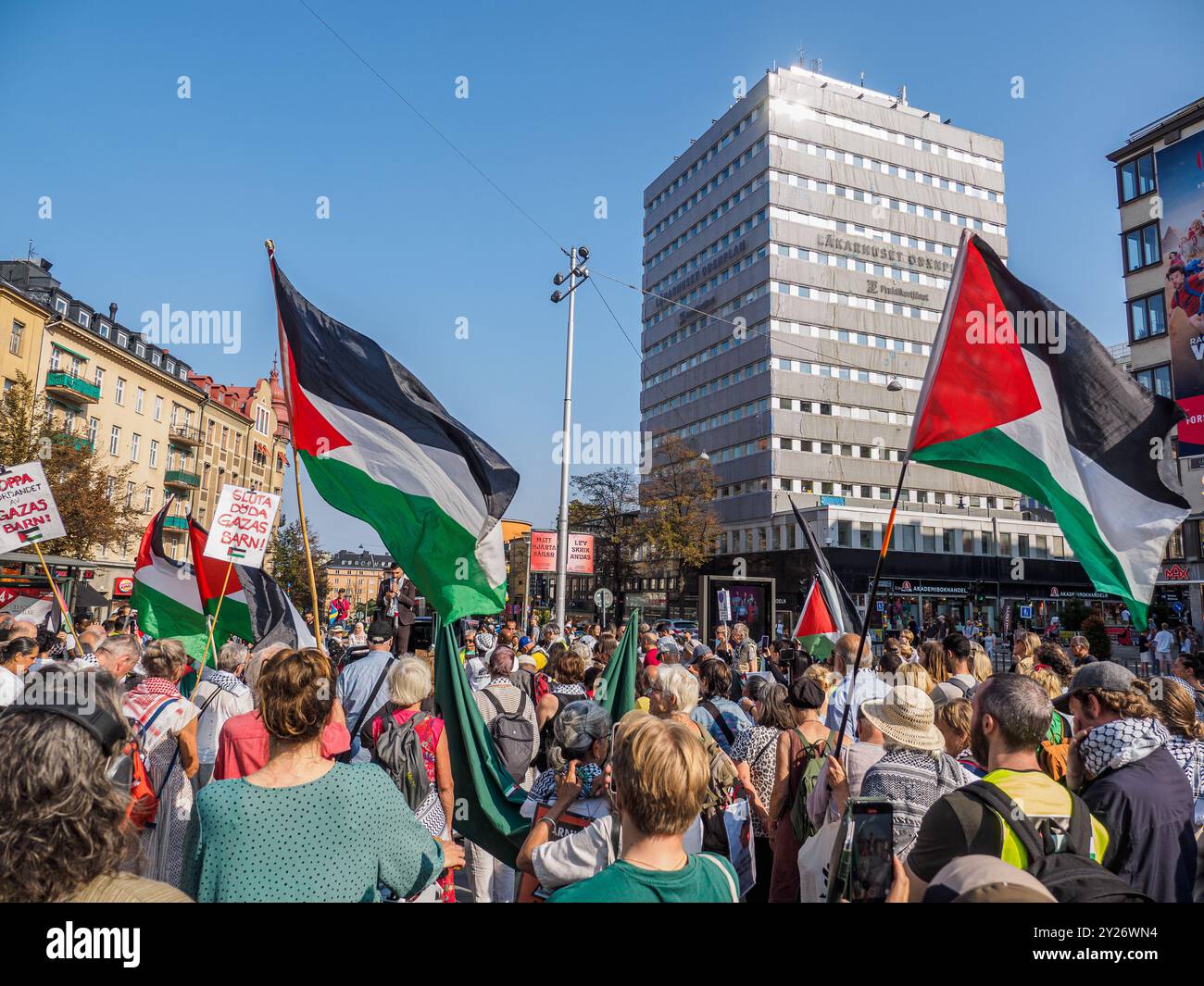 Stockholm, Suède - 7 septembre 2024 : des manifestants remplissent la place à l'extérieur de la station de métro Odenplan pour une marche anti-israélienne, agitant des drapeaux palestiniens Banque D'Images