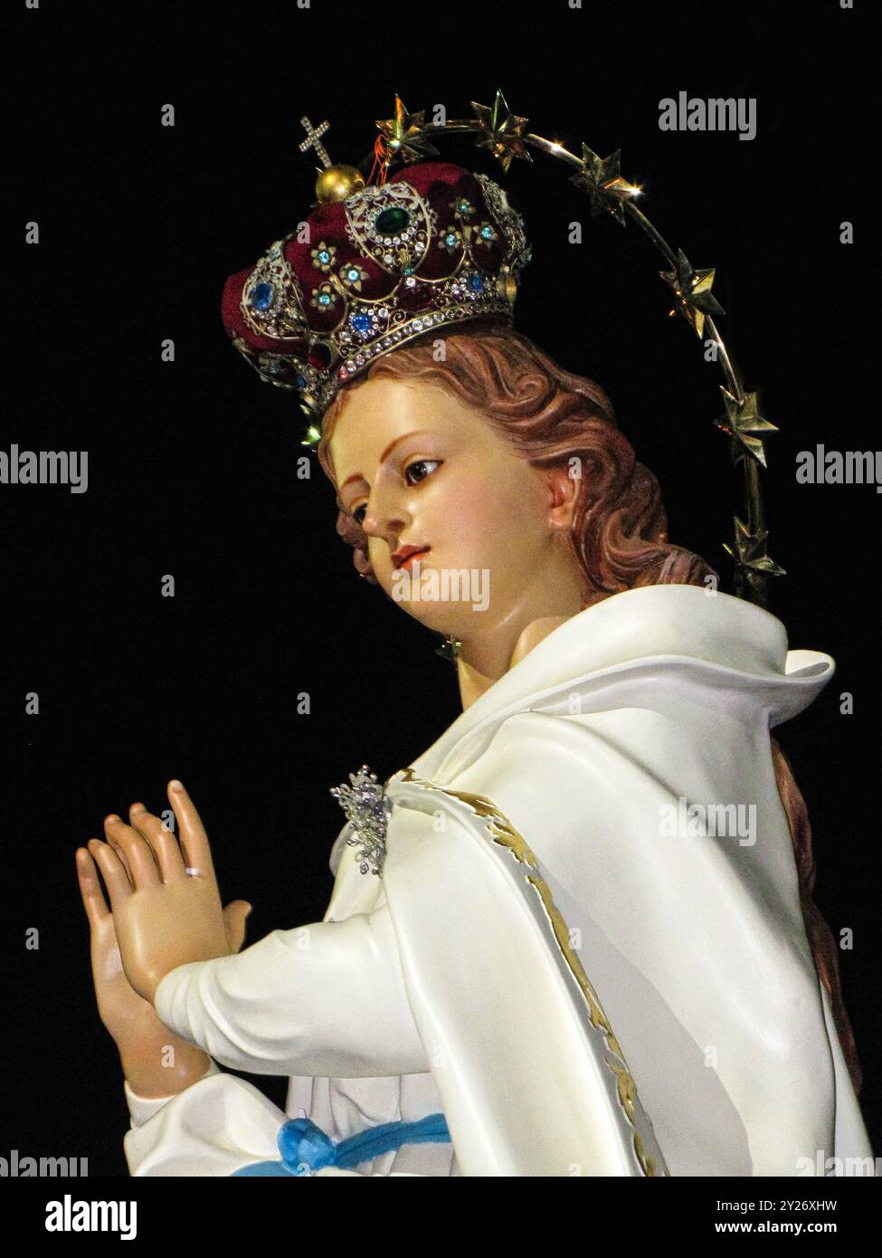 Statue spirituelle de femme couronnée sur fond noir, représentant le christianisme et la conception immaculée. Banque D'Images