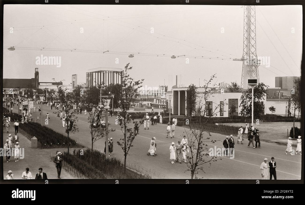 Chicago Worlds Fair 1933, exposition internationale Un siècle de progrès. Le transporteur Sky Ride suspendu au-dessus des piétons à l'exposition. Image tirée d'un négatif 8x14cm. Banque D'Images