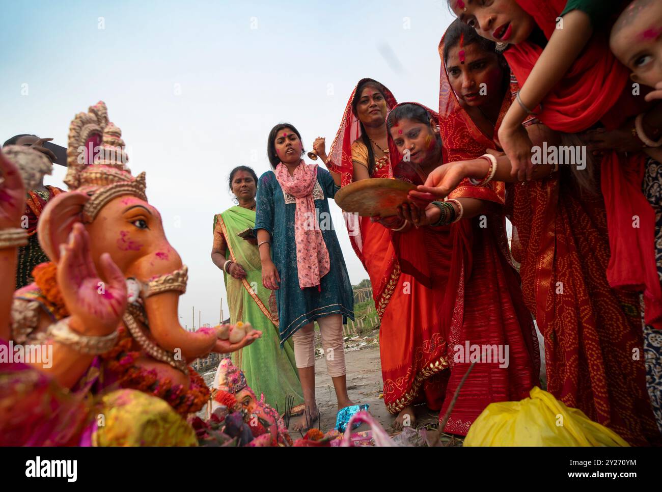 9 septembre 2024 : les dévots offrent des prières à l'idole de Ganesha avant de plonger dans la rivière Brahmapoutre, lors du festival Ganesh Chaturthi, à Guwahati, Assam, Inde, le samedi 9 septembre 2024. (Crédit image : © David Talukdar/ZUMA Press Wire) USAGE ÉDITORIAL SEULEMENT! Non destiné à UN USAGE commercial ! Banque D'Images