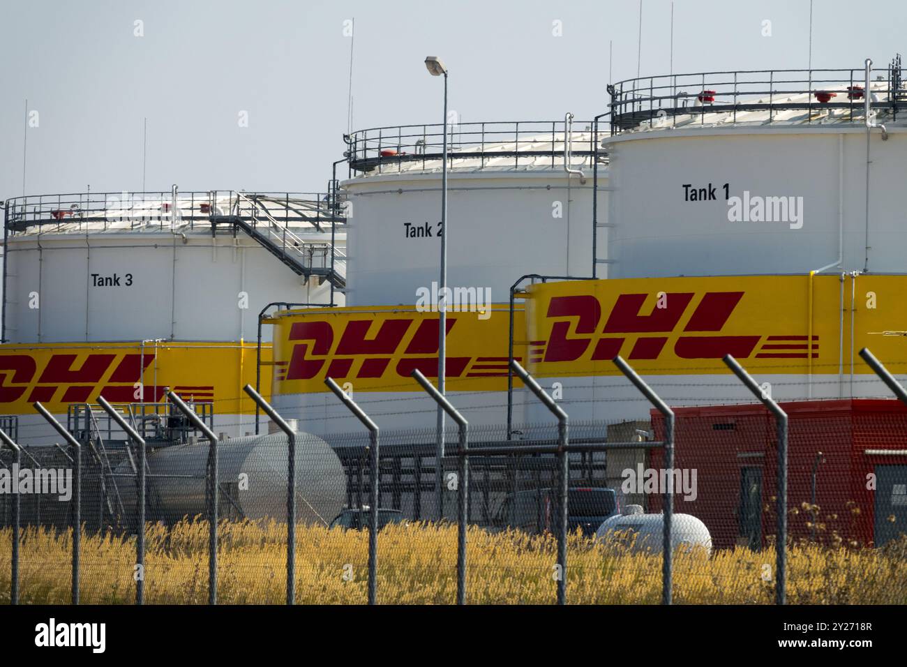 Réservoirs DHL de stockage d'essence de kérosène Aviation Fuel Leipzig Hub Airport Allemagne Europe DHL Company logo Banque D'Images