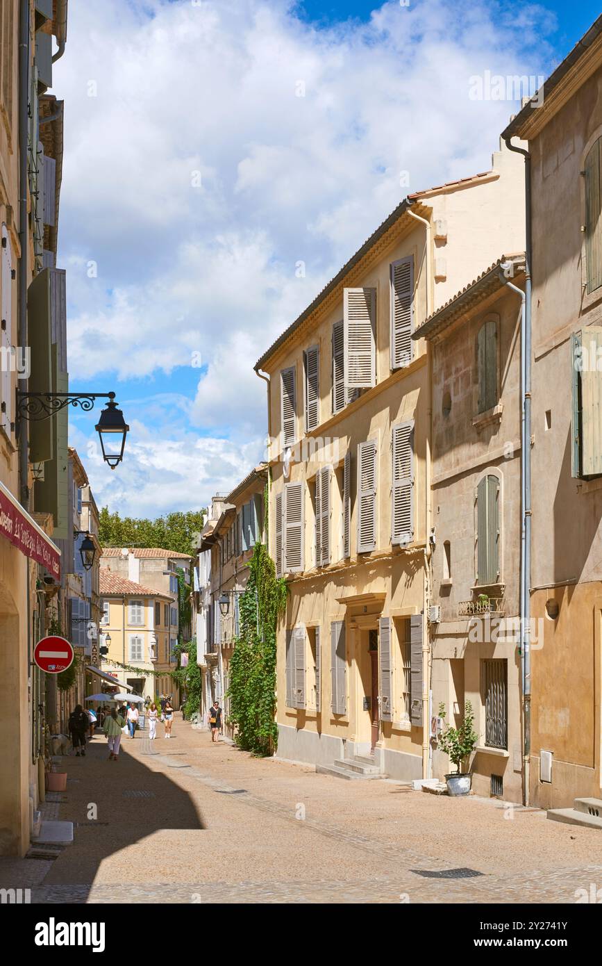 Maisons anciennes le long de la rue de L'amphithéâtre à Arles, Provence, Sud de la France Banque D'Images