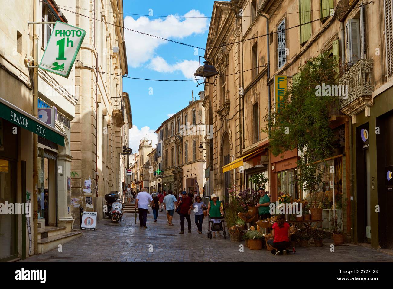 Rue de la République dans le centre-ville d'Arles, Provence, France, avec piétons Banque D'Images