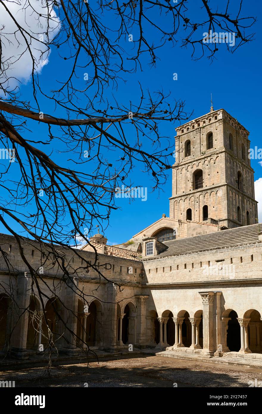 Le clocher et le cloître de l'ancienne église Saint Trophime, Arles, Provence, France Banque D'Images