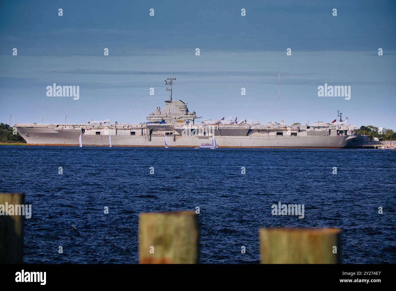 Historique USS Yorktown, porte-avions américain à la retraite de la seconde Guerre mondiale actuellement amarré dans le port de Charleston comme musée Banque D'Images