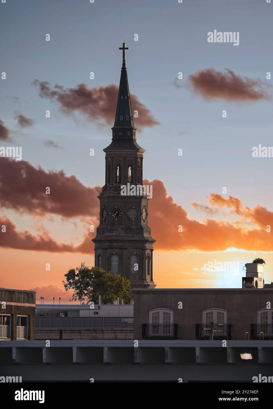 Église épiscopale de Philip située dans le quartier historique de Charleston, Caroline du Sud USA avec le ciel du coucher de soleil en arrière-plan Banque D'Images