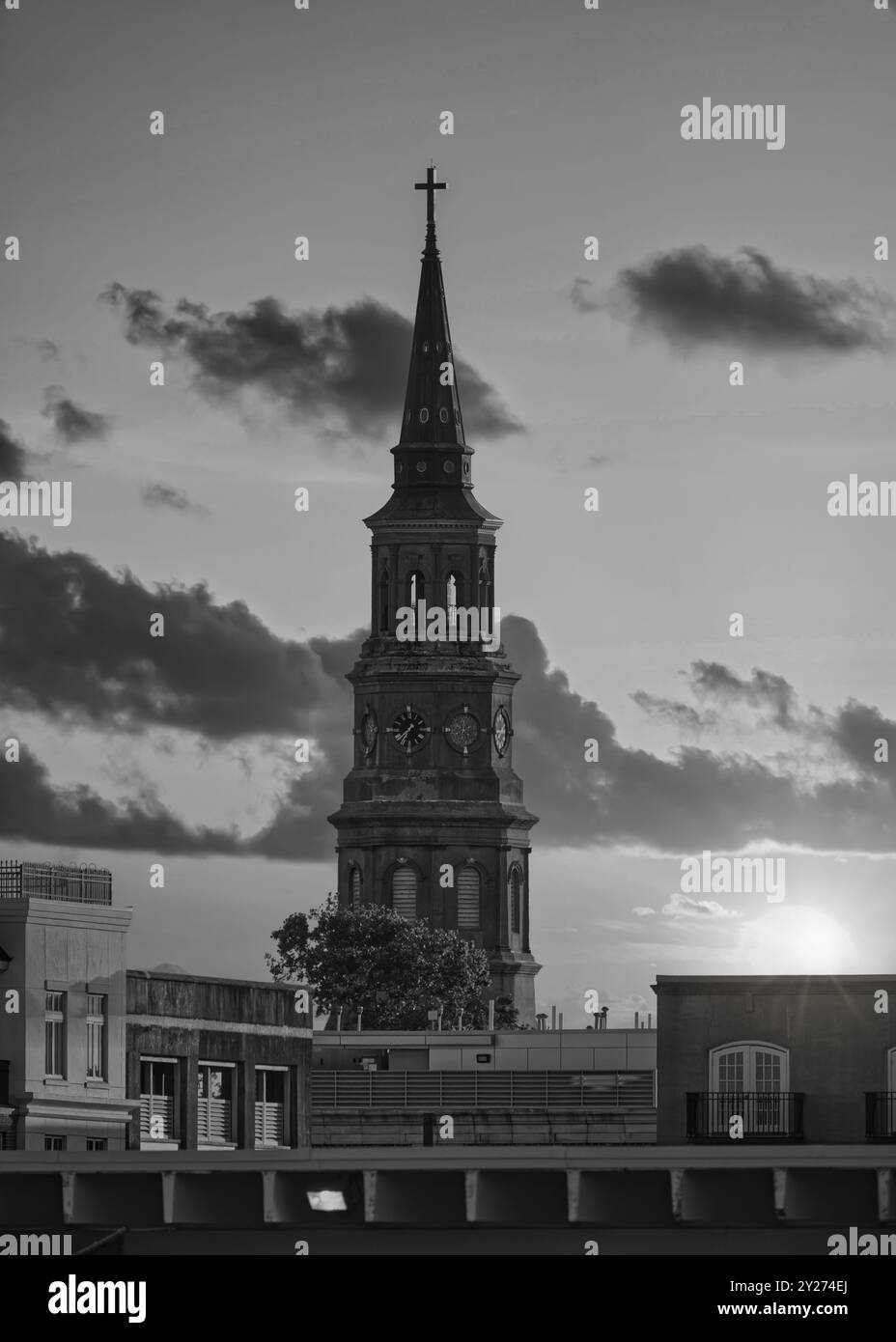 Église épiscopale de Philip située dans le quartier historique de Charleston, Caroline du Sud USA avec le ciel du coucher de soleil en arrière-plan Banque D'Images