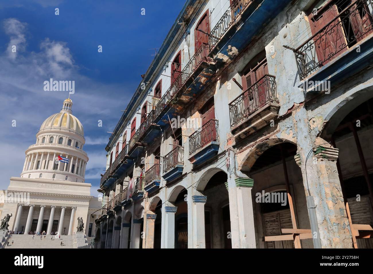 693 la coupole dorée revêtue de pierre du Capitole national et l'escalier de 56 marches menant à un portique de 12 colonnes ioniques, vu de Brasil Street. La Havane-Cuba. Banque D'Images