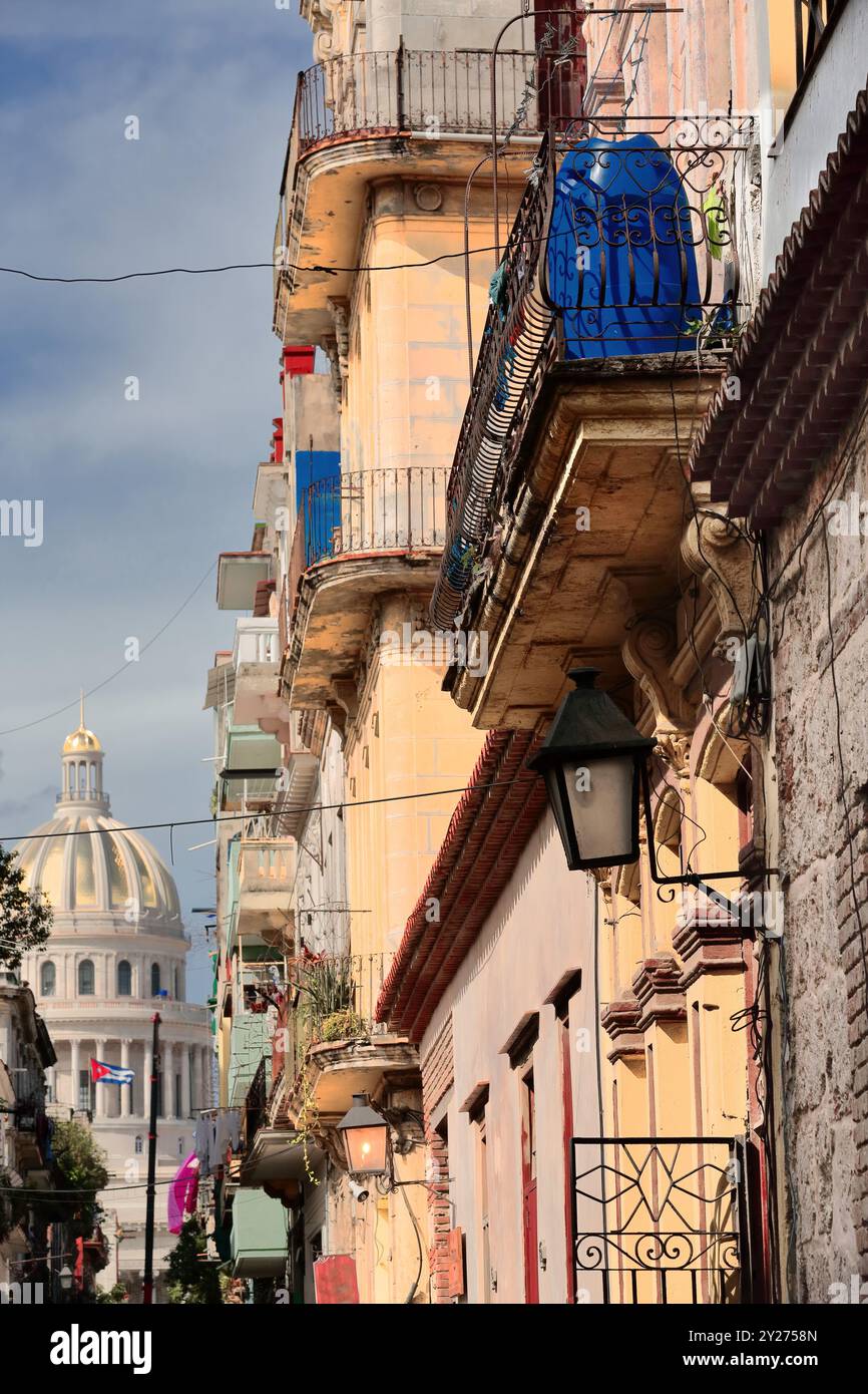 695 bâtiments de quatre étages sur le côté nord de Calle Brasil ou Teniente Rey Street avec le Capitolio -Capitole National- en arrière-plan. La Havane-Cuba. Banque D'Images