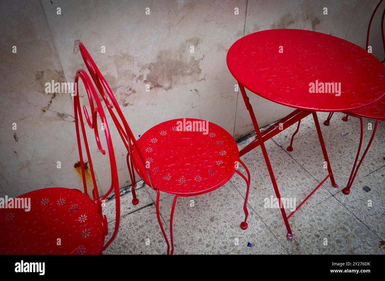 Chaises vides et table dans le restaurant extérieur. Banque D'Images