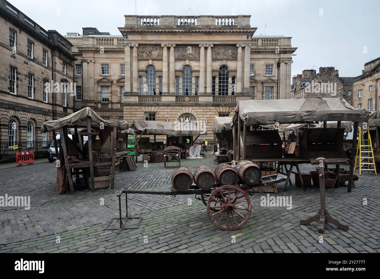 Film se déroulant sur la place du Parlement ouest d'Édimbourg en préparation pour le tournage de Frankenstein de Guillermo del Toro. Banque D'Images