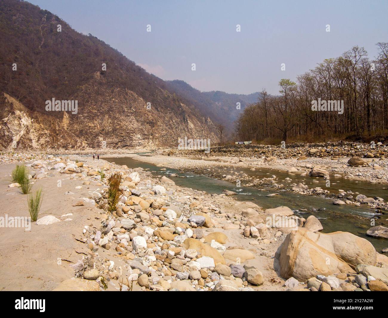 Trekking sur la rivière Ladhya sur Kumaon Hills, rendu célèbre par Jim Corbett sur son livre Maneaters of Kumaon, Uttarakhand, Inde Banque D'Images