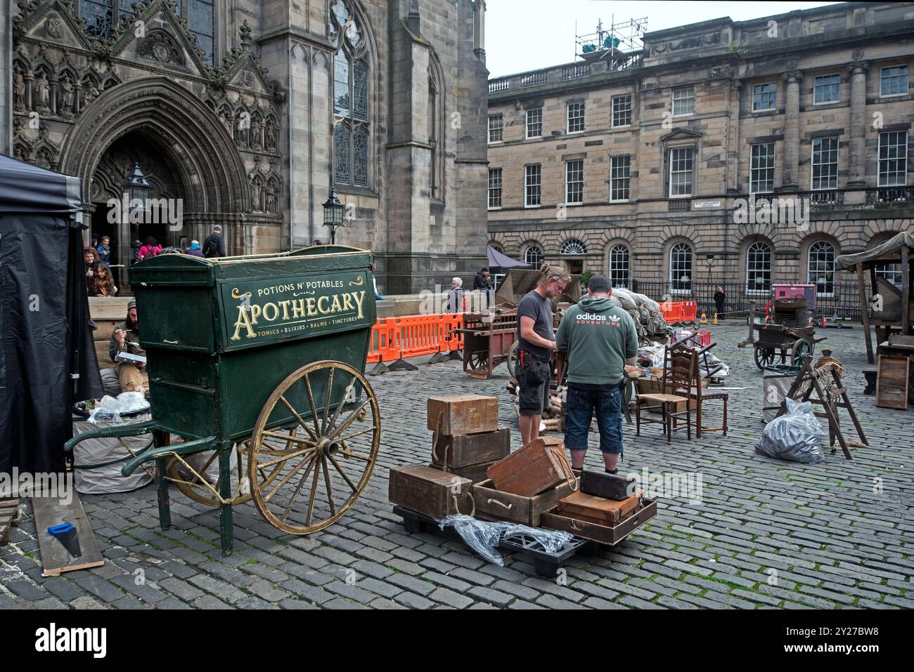 Film se déroulant sur la place du Parlement ouest d'Édimbourg en préparation pour le tournage de Frankenstein de Guillermo del Toro. Banque D'Images