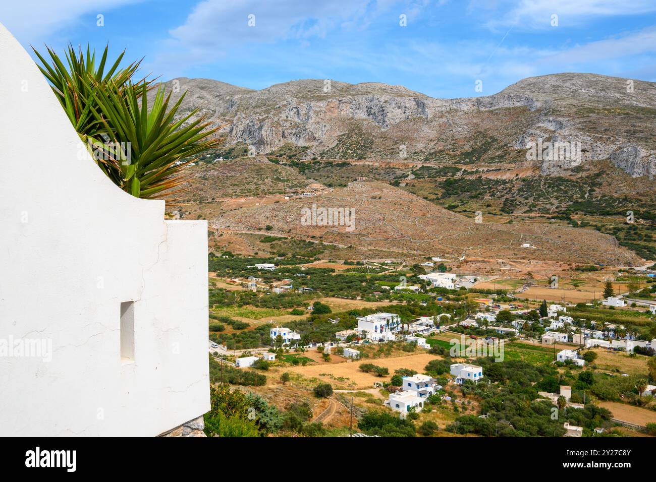 Aegiali village entouré de montagnes sur l'île d'Amorgos. Grèce Banque D'Images