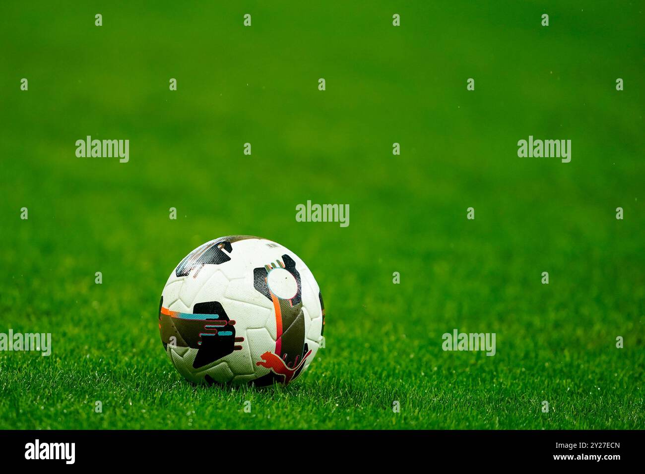 Genève, Suisse. 08 septembre 2024. Genève, Suisse, 8 septembre 2024 : football sur le terrain lors du match de football UEFA Nations League A Group A4 entre la Suisse et l'Espagne au stade de Genève, en Suisse. (Daniela Porcelli/SPP) crédit : SPP Sport Press photo. /Alamy Live News Banque D'Images