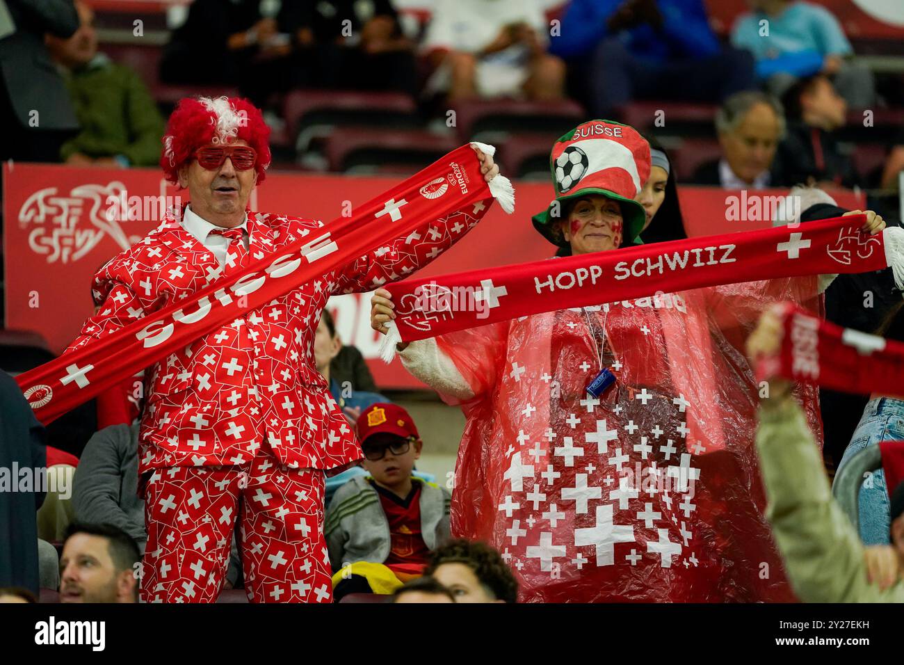 Genève, Suisse. 08 septembre 2024. Genève, Suisse, 8 septembre 2024 : les fans de Suisse lors du match de football UEFA Nations League A Group A4 entre la Suisse et l'Espagne au stade de Genève, en Suisse. (Daniela Porcelli/SPP) crédit : SPP Sport Press photo. /Alamy Live News Banque D'Images