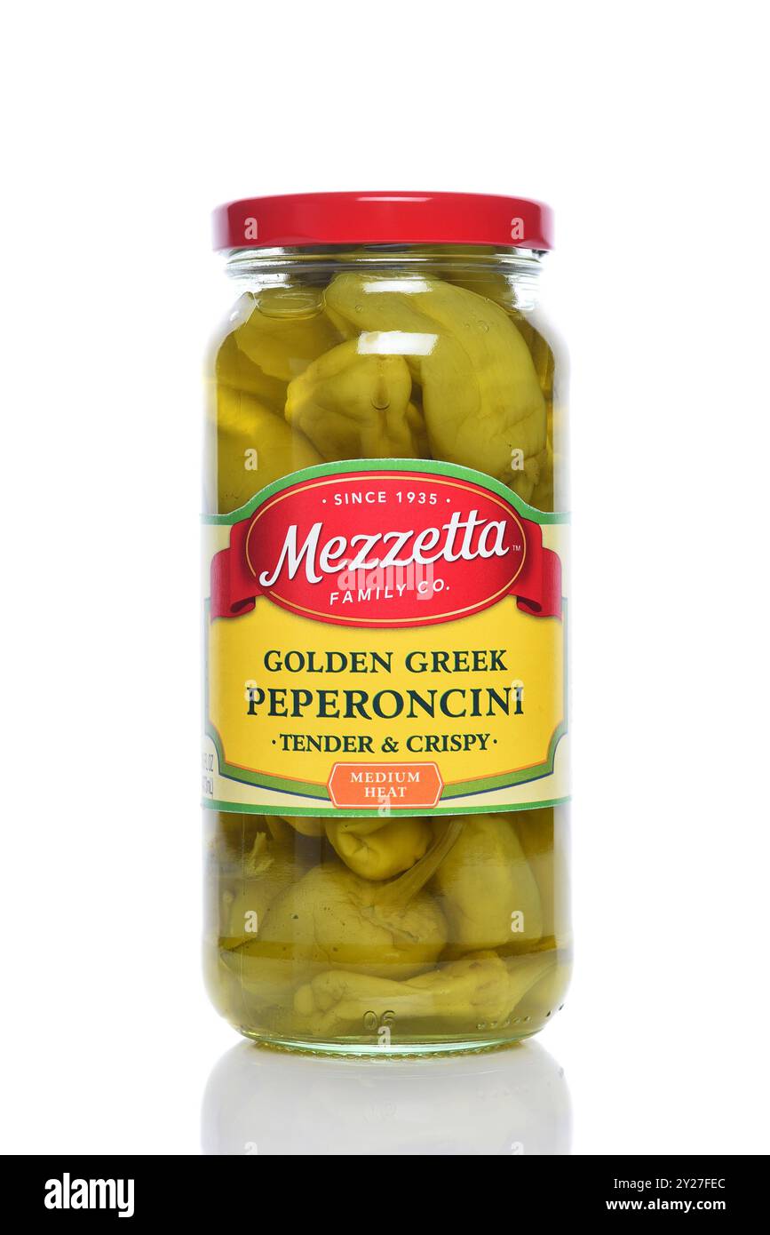 IRVINE, CALIFORNIE - 6 septembre 2024 : un pot de Mezzetta Golden Greek Peperoncini. Banque D'Images