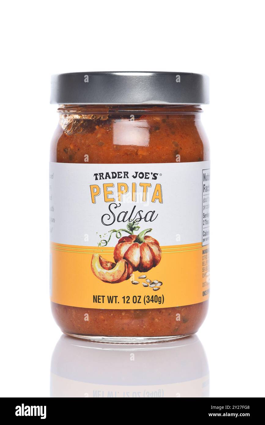 IRVINE, CALIFORNIE - 6 septembre 2024 : un pot de Trader Joes Pepita Salsa. Banque D'Images