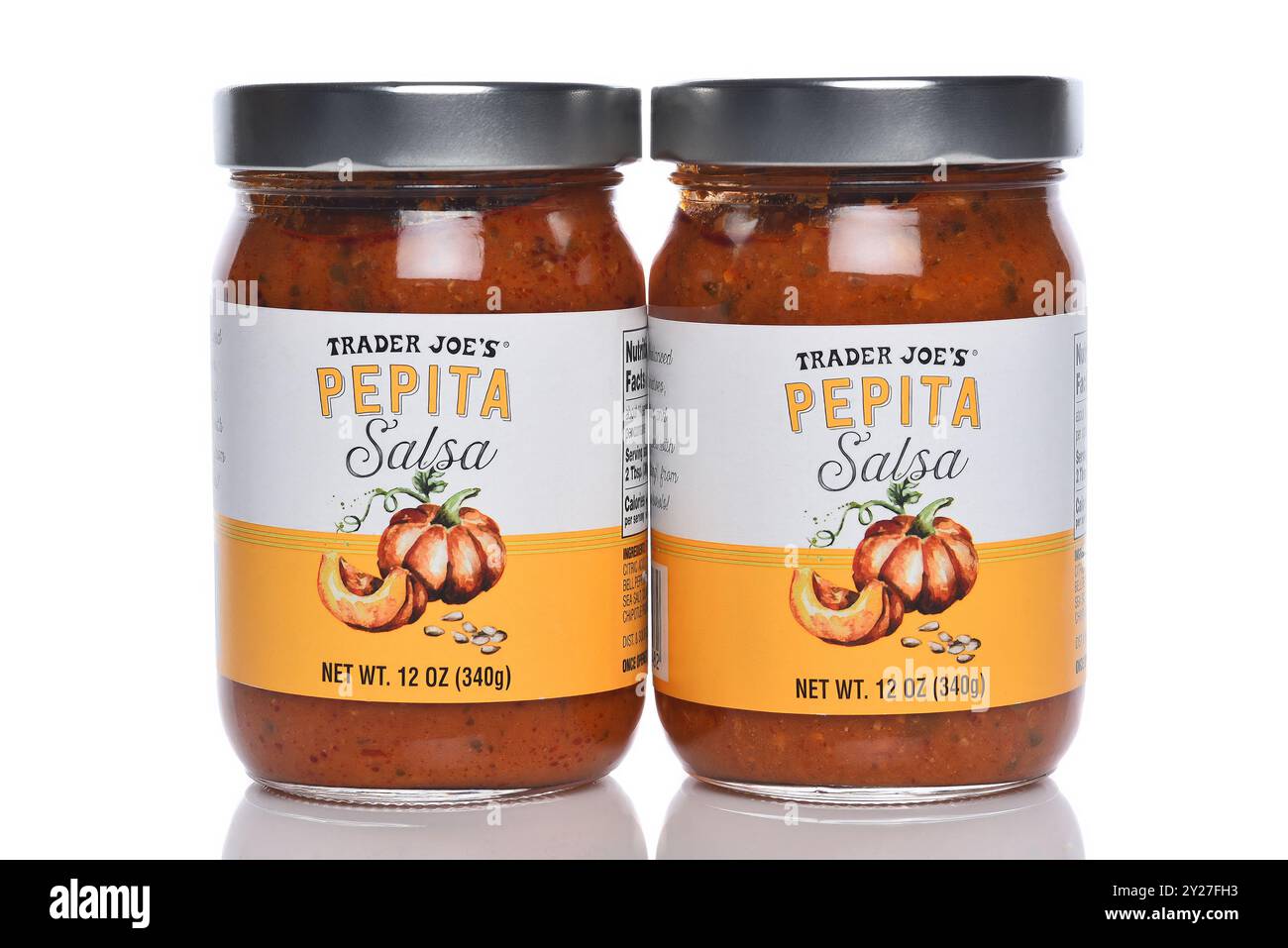 IRVINE, CALIFORNIE - 6 septembre 2024 : deux pots de Trader Joes Pepita Salsa. Banque D'Images