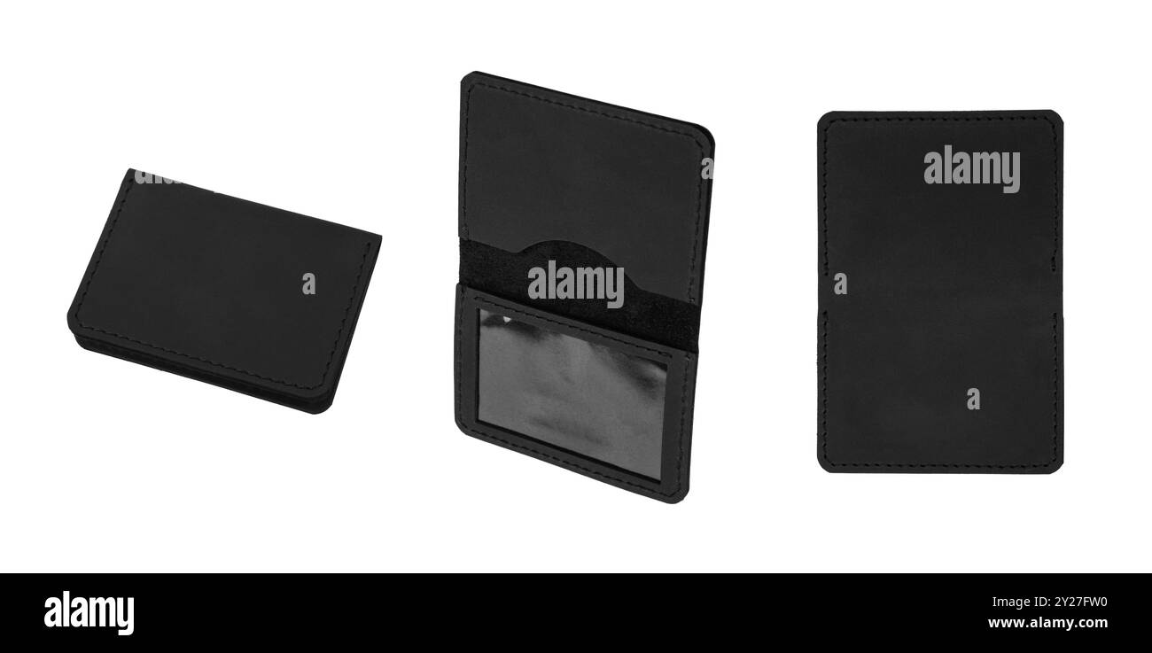 Porte-cartes minimaliste en cuir noir avec un design ouvert, avec une fente d'identification transparente et un compartiment pour cartes, idéal pour les affaires, les voyages ou une utilisation quotidienne. Banque D'Images